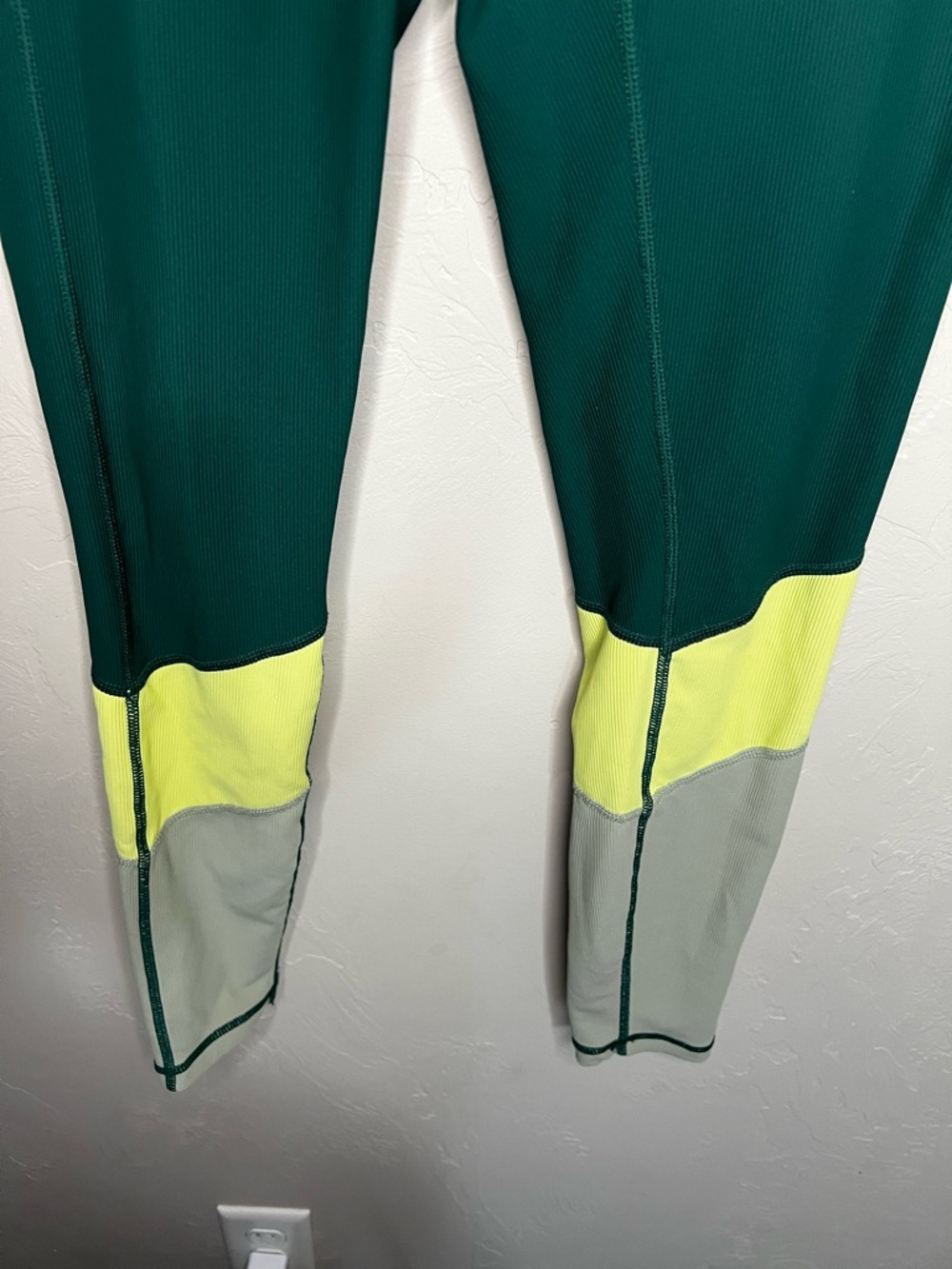 Wilo The Label Green Colorblock Ribbed Performance Leggings - Picture 4 of 9